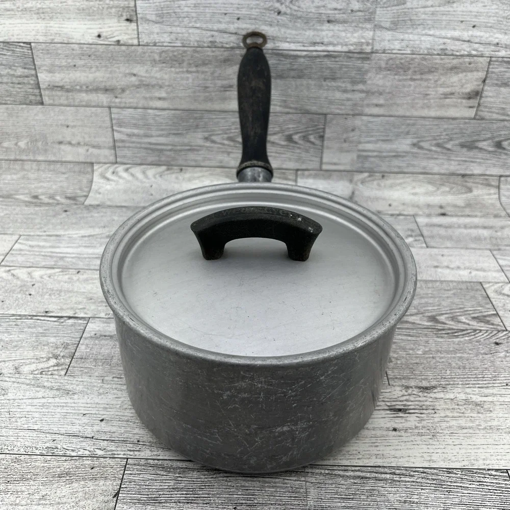 Vintage Wear-Ever Aluminum No. 701 1/2 Pot Sauce‎ Pan Wooden Handle Lid 1.5 QT